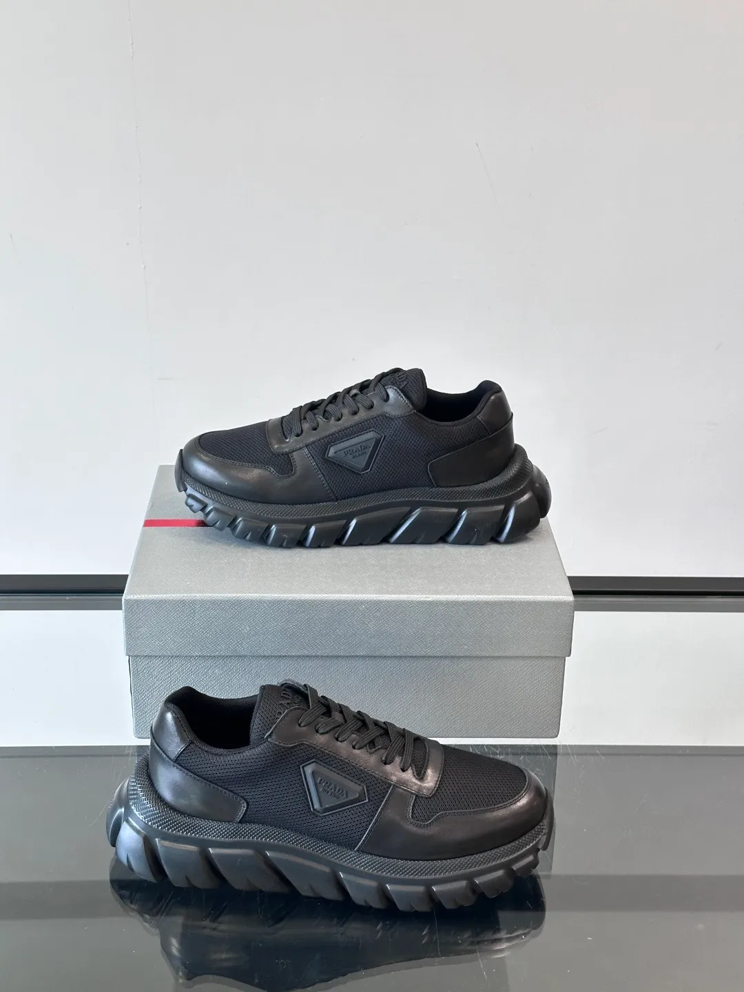 p440 "PRAD＊" men's new soft leather casual sneakers. This sneaker is made of Napa cowhide. The leather is soft and delicate, with a natural texture, which improves breathability. The rubber triangle logo on the outside embellishes the shoe body. The tongue and heel are decorated with brand letter logo details. Ultra-lightweight 6cm concave and convex rubber thick sole with PRADA letter logo on the side and cowhide lining. It feels comfortable on the foot and is exquisite and versatile! Size: 38-44 (45.46 customized)